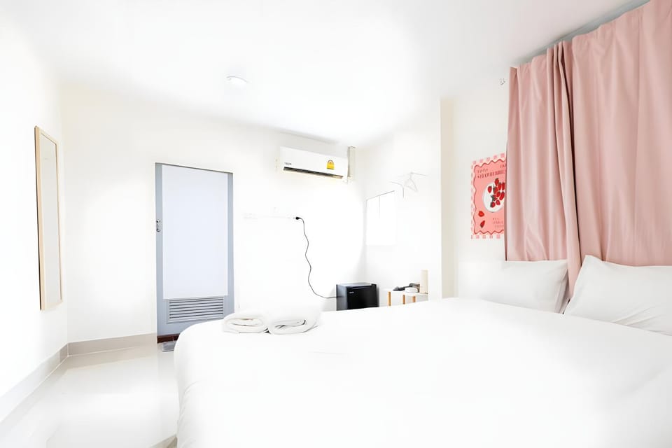 Bed, Photo of the whole room, Bedroom, air conditioner