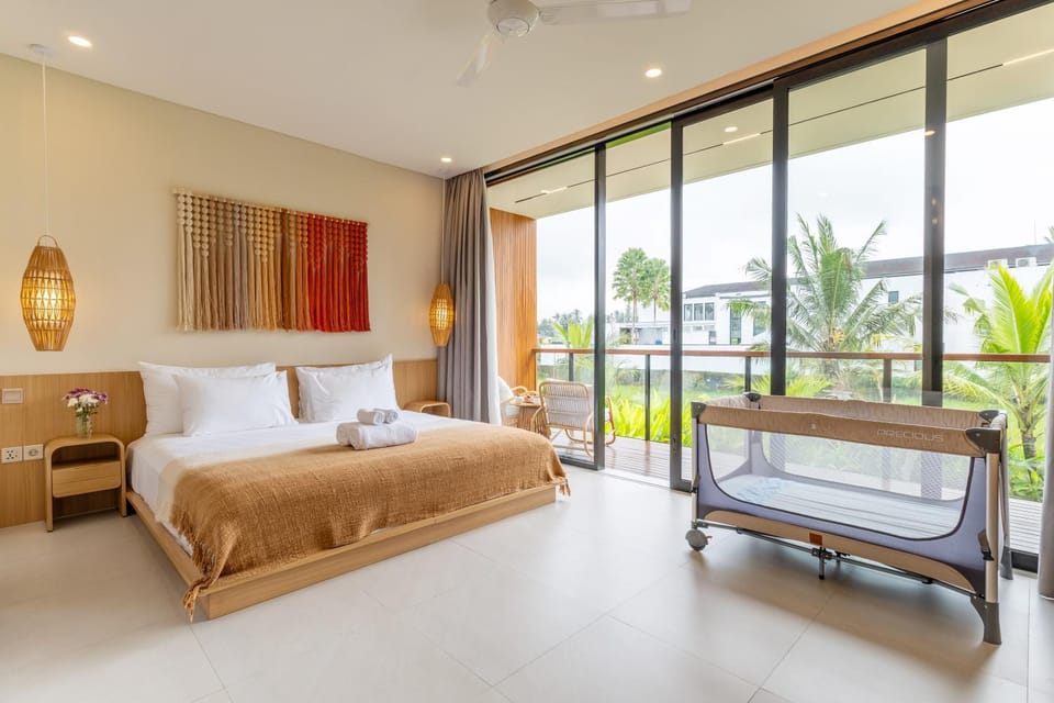 Bed, View (from property/room), Balcony/Terrace, Photo of the whole room, Seating area, Bedroom, cot