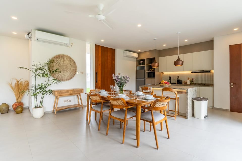 Kitchen or kitchenette, Living room, Seating area, Dining area, minibar, oven, stove, air conditioner