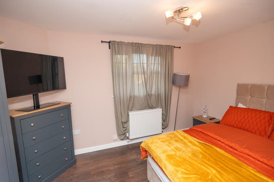 Bed, TV and multimedia, Bedroom