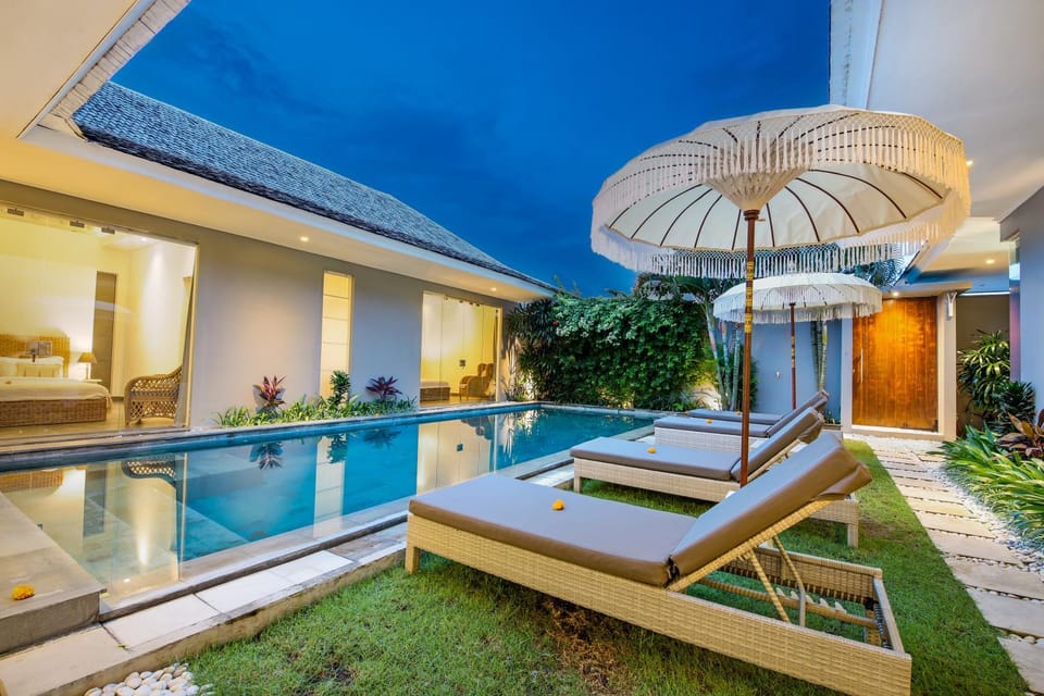 Swimming pool, sunbed