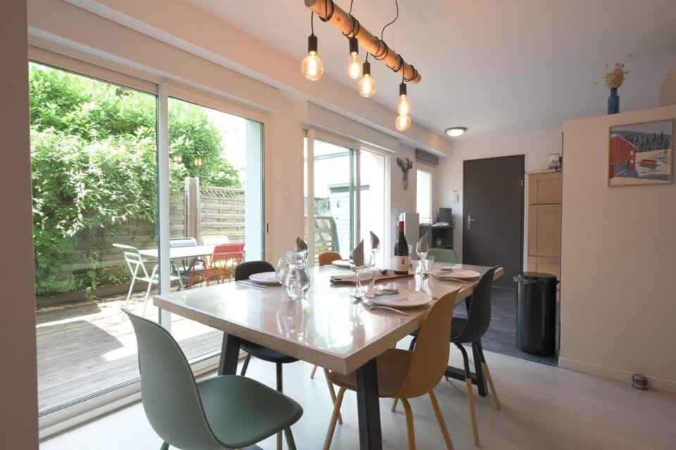 Seating area, Dining area