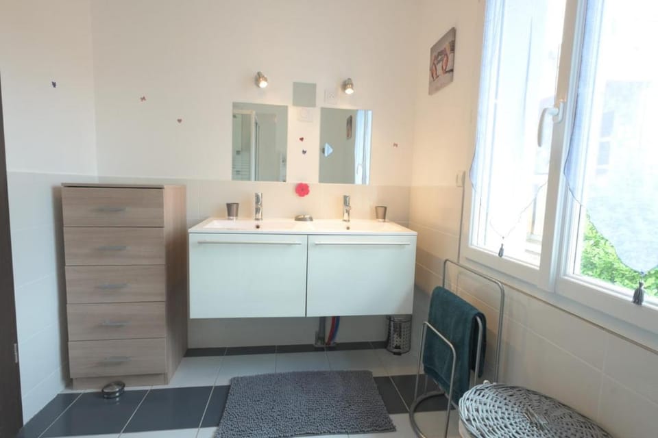 Bathroom, towels