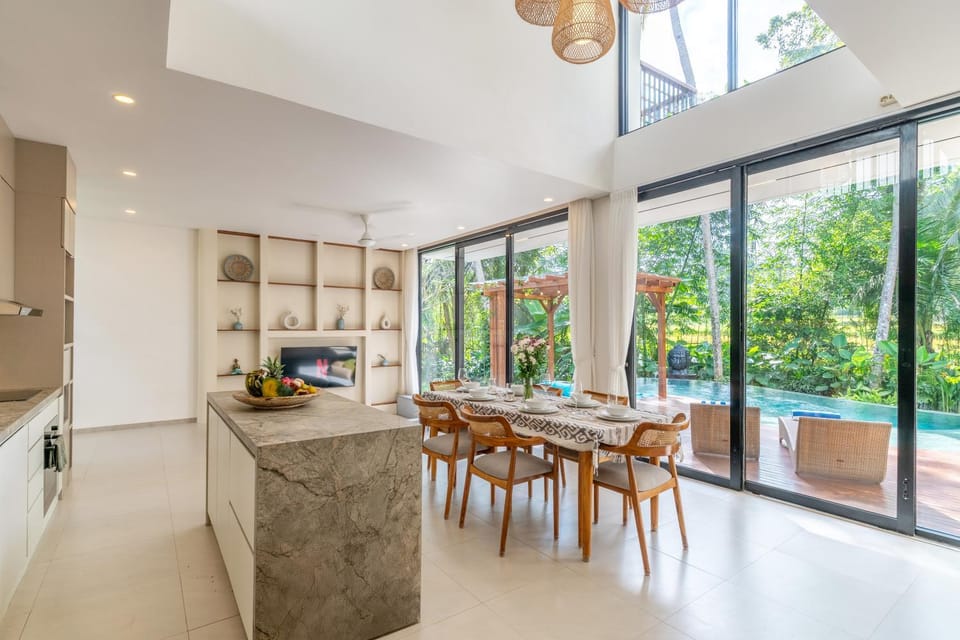 Kitchen or kitchenette, Dining area