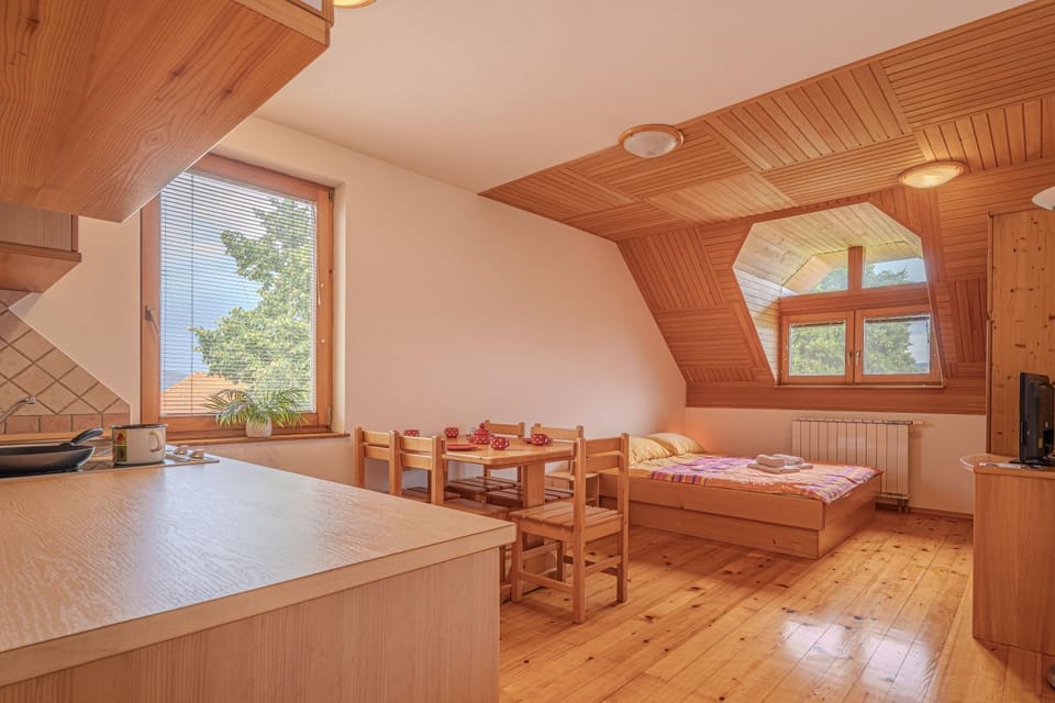 Bed, Dining area