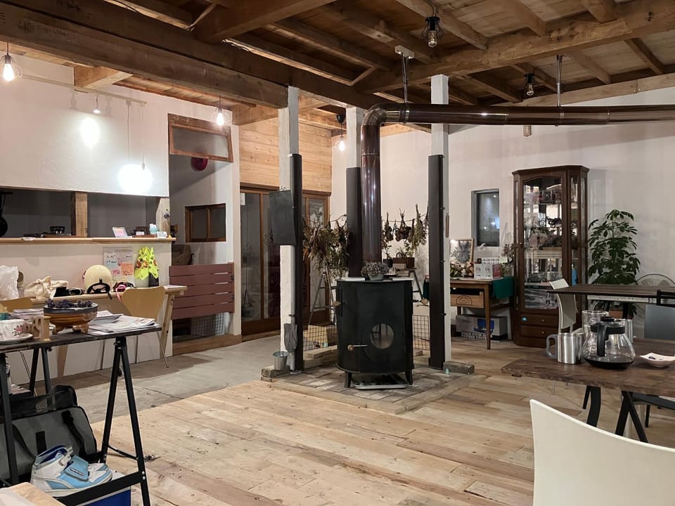 Restaurant/places to eat, Living room, Dining area, pet friendly
