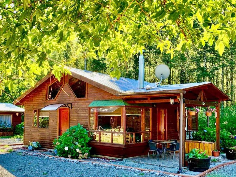 Cabaña Victoria -Español & English- Naturaleza, Río, Bosque, Starlink Wifi House in Pucon