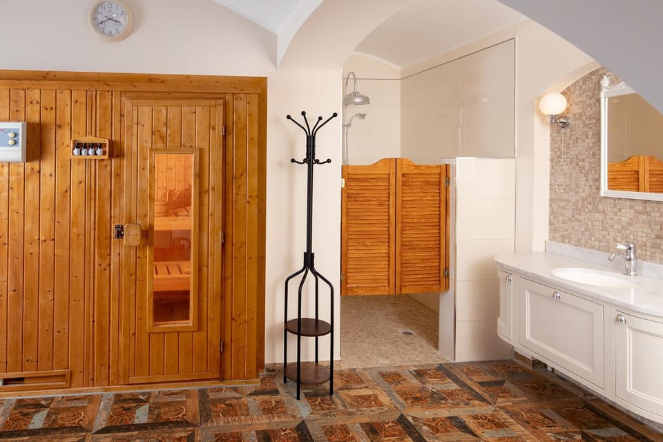 Shower, Sauna, Internal: Not applicable to any particular room