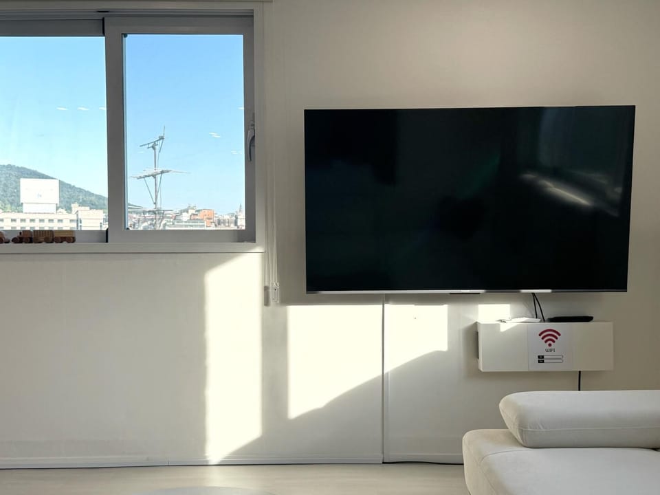 TV and multimedia, View (from property/room), Landmark view