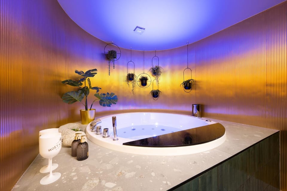 Hot Tub, Bathroom