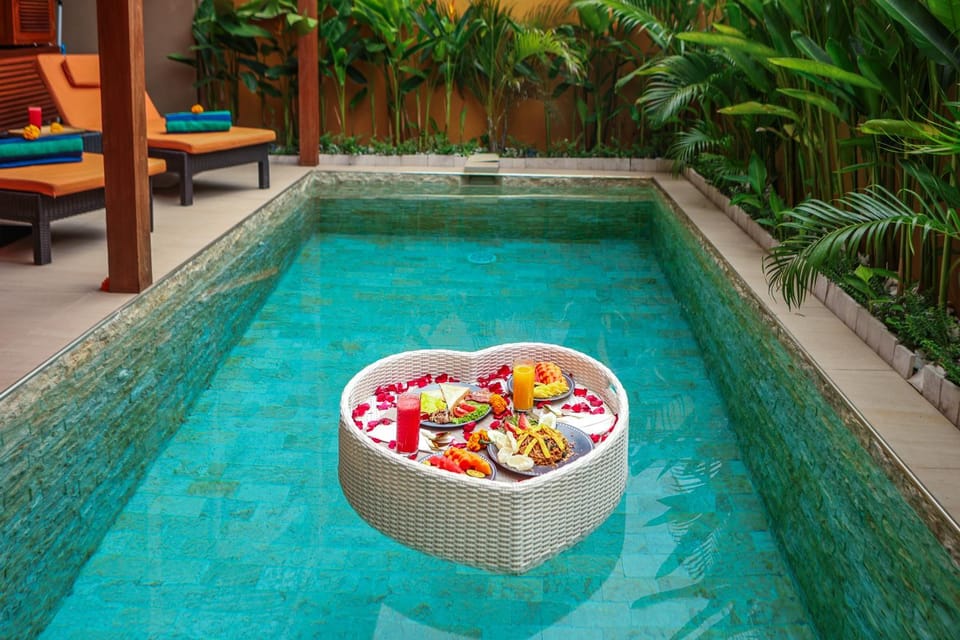 Food and drinks, Pool view