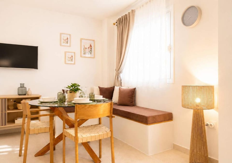 The PINE - Stylish Thessaloniki Stay & Private Parking Apartment in Decentralized Administration of Macedonia and Thrace