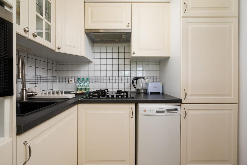 Coffee/tea facilities, Kitchen or kitchenette, dishwasher, oven, stove, toaster