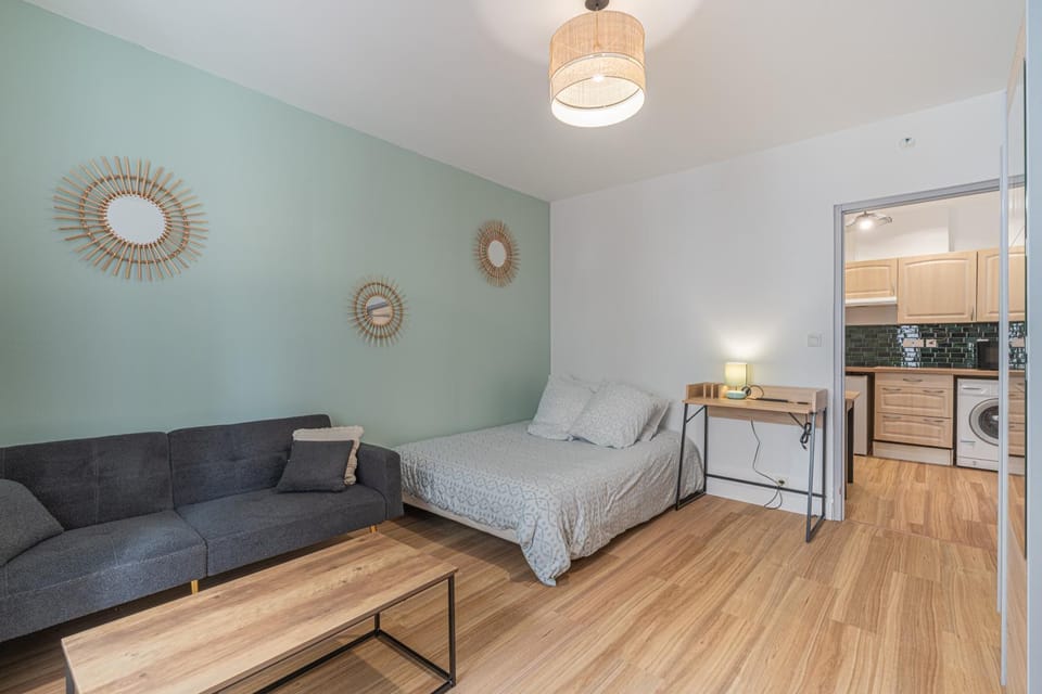 Bed, Kitchen or kitchenette, Living room, Photo of the whole room, Seating area, Bedroom