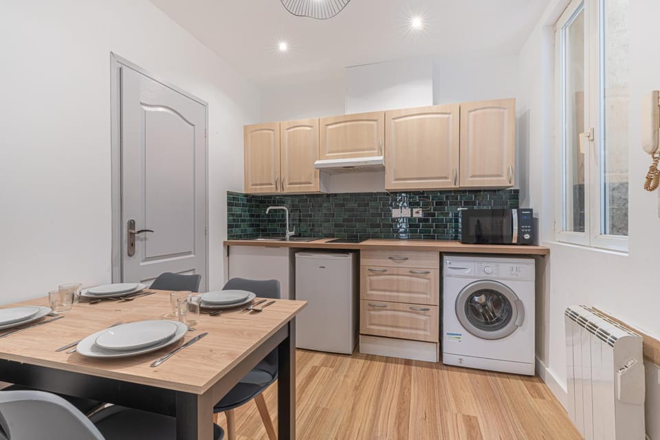 Kitchen or kitchenette, Dining area, oven, stove, washing machine