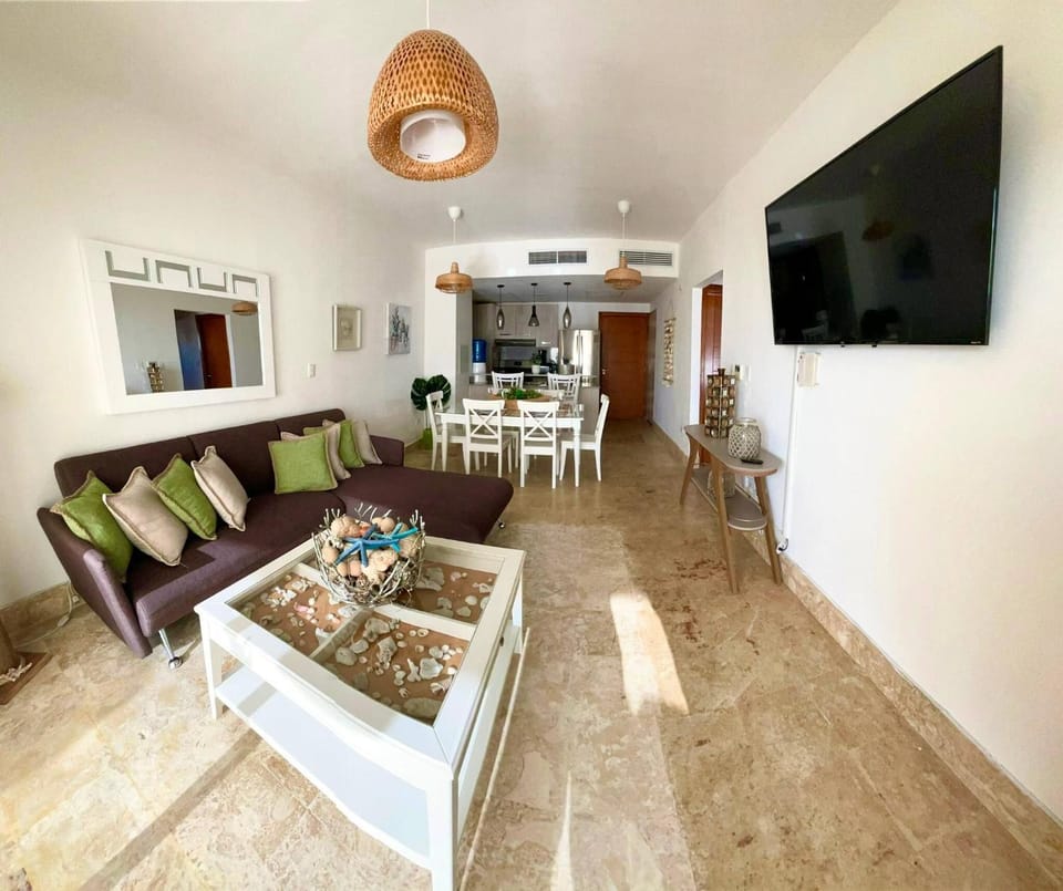 Restaurant/places to eat, Communal lounge/ TV room, TV and multimedia, Living room, Decorative detail, Seating area, air conditioner
