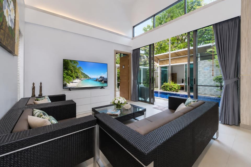 TV and multimedia, Living room, Pool view