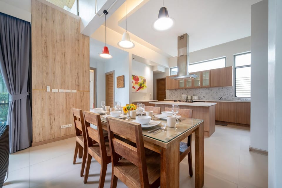 Kitchen or kitchenette, Seating area, Dining area, stove