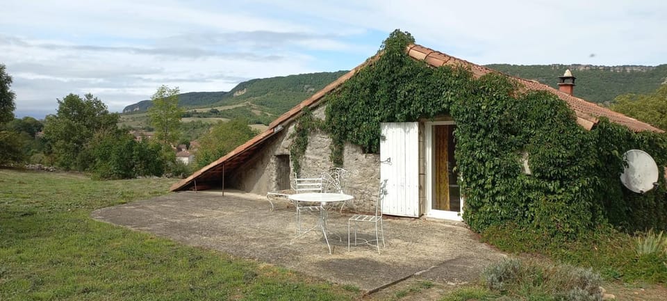 Grande maison rustique sur les contreforts du Larzac House in Occitanie