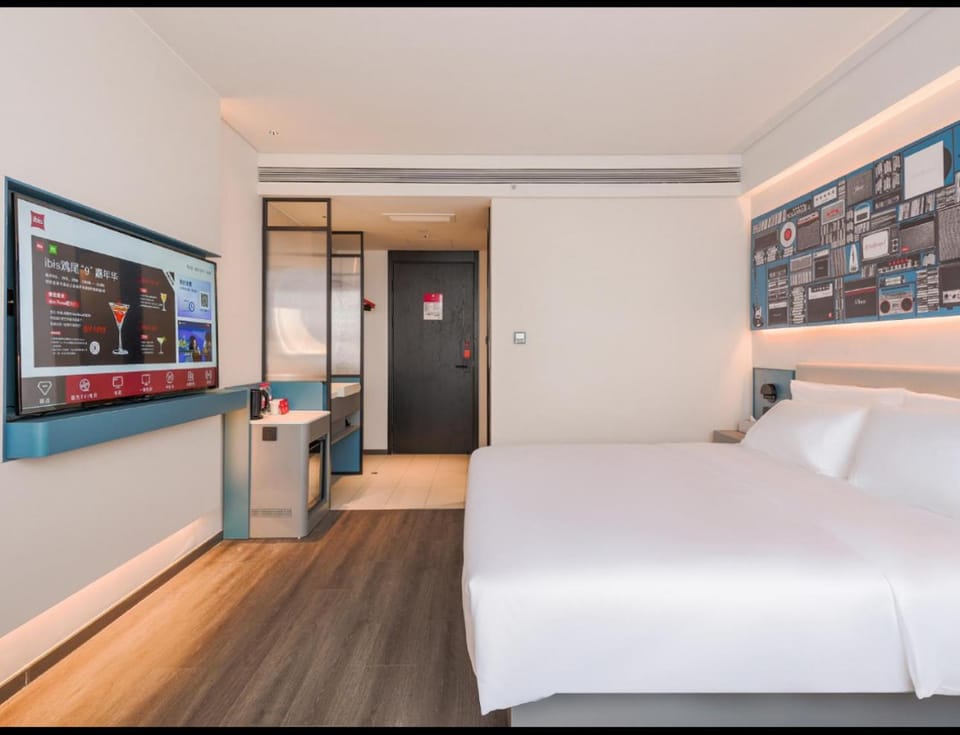 Ibis Hotel Qingdao New City Center CapitaLand Plaza Hotel in Qingdao