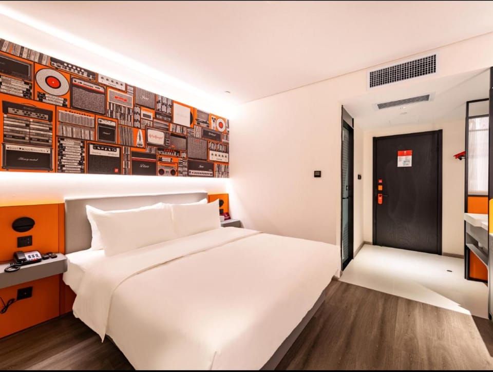 Ibis Hotel Qingdao New City Center CapitaLand Plaza Hotel in Qingdao