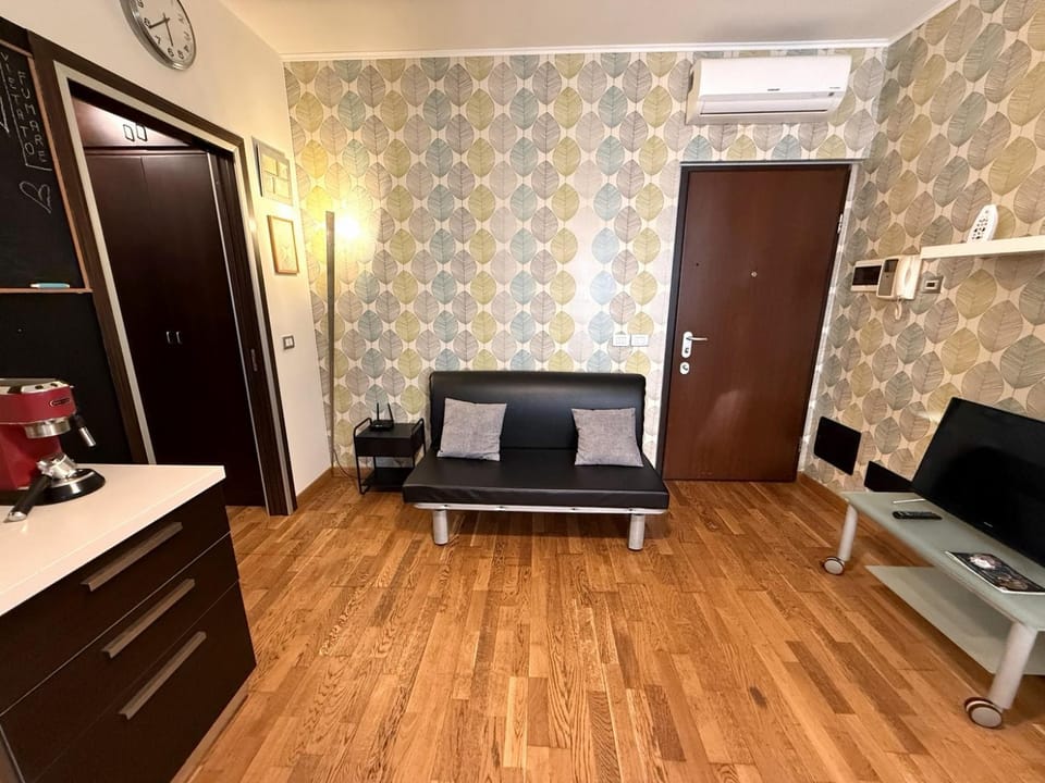 TV and multimedia, Kitchen or kitchenette, Living room, Seating area, air conditioner