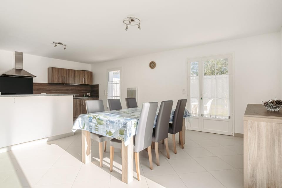 Property building, Kitchen or kitchenette, Living room