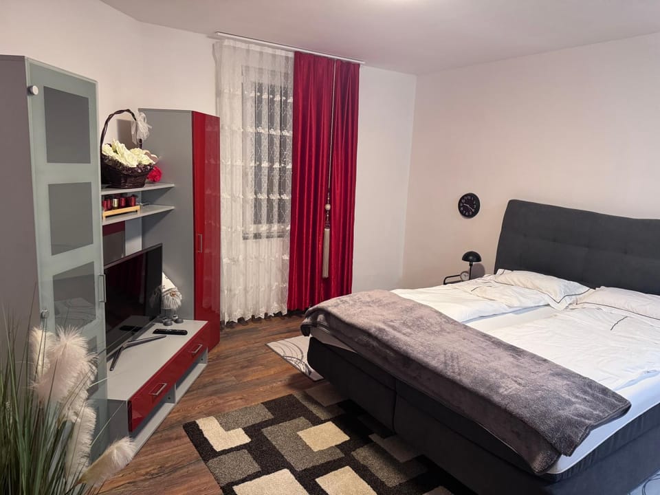 Bed, TV and multimedia, Bedroom