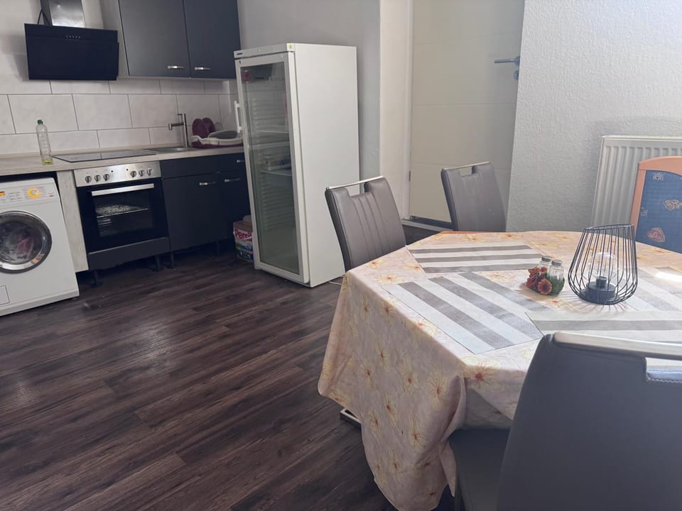 Kitchen or kitchenette, Dining area, washing machine