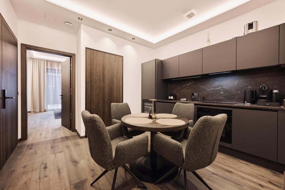 Kitchen or kitchenette, Dining area