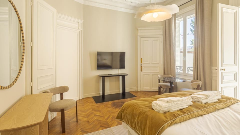 Bed, TV and multimedia, Seating area, Dining area, Bedroom