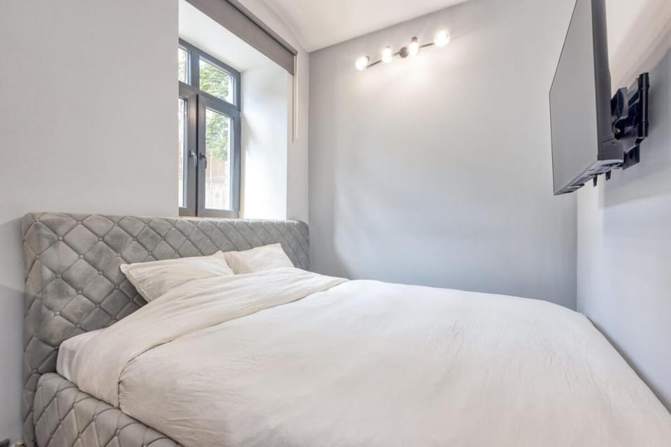 Bed, TV and multimedia, Bedroom