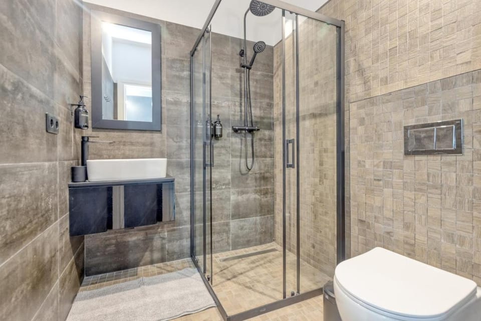 Shower, Toilet, Bathroom, towels