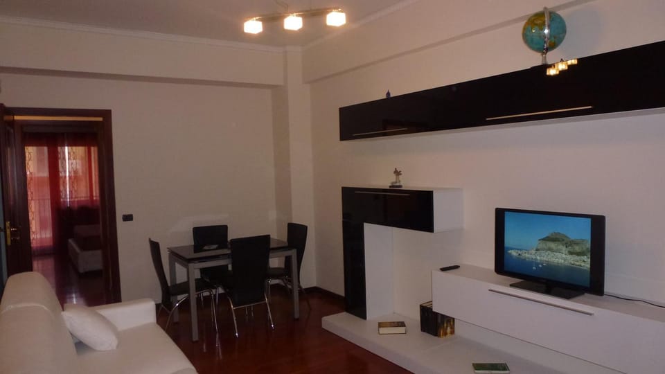 Bed, TV and multimedia, Living room, Photo of the whole room, Seating area