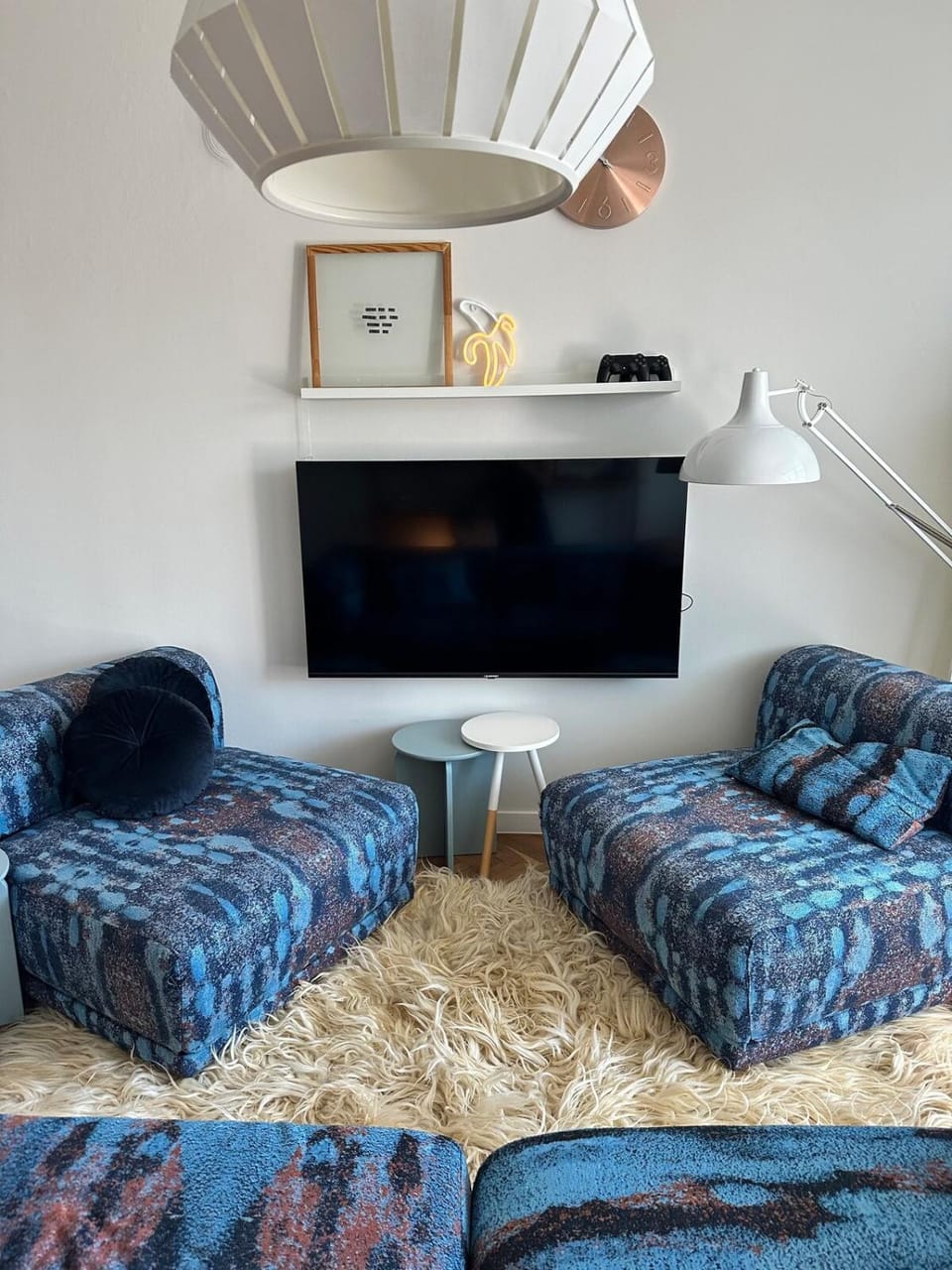 Communal lounge/ TV room, Bed, TV and multimedia, Living room, Seating area, Evening entertainment