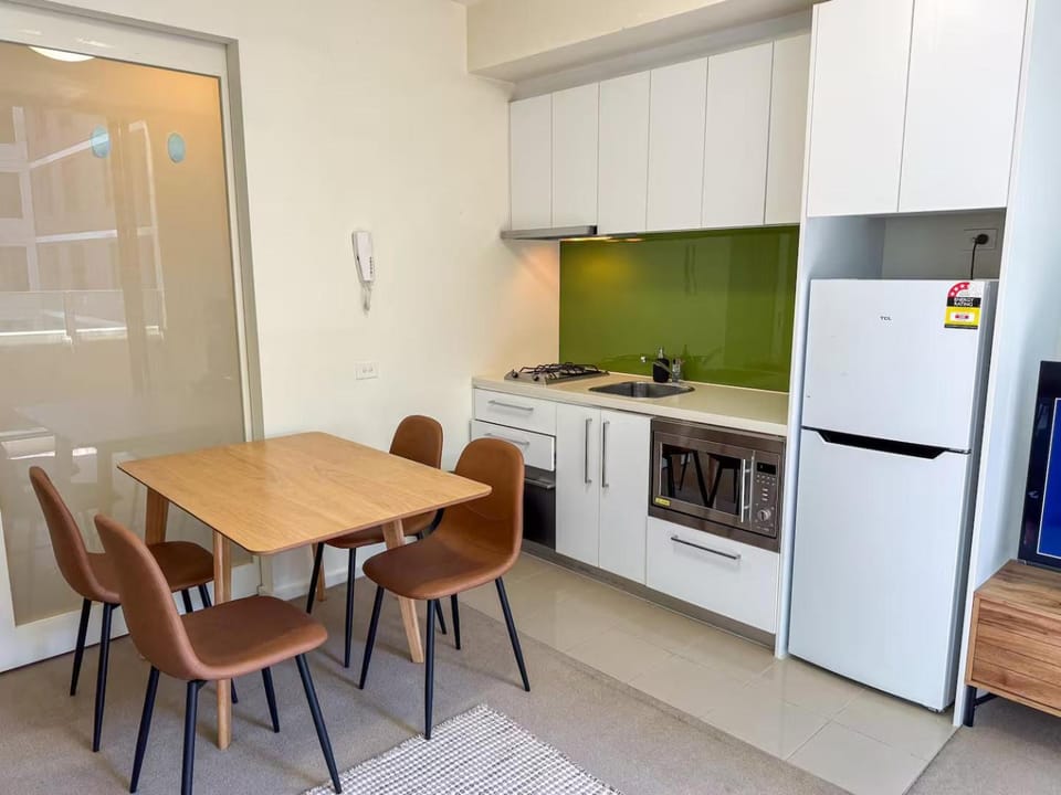 Modern CBD Apartment - Pool, Gym & Laneway Dining Apartment in Melbourne