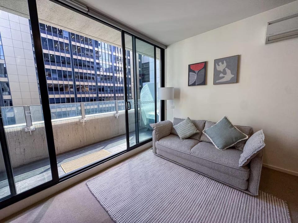 Modern CBD Apartment - Pool, Gym & Laneway Dining Apartment in Melbourne