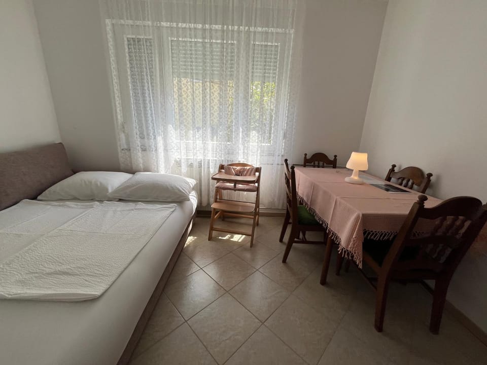 Bed, Photo of the whole room, Seating area, Dining area, Bedroom