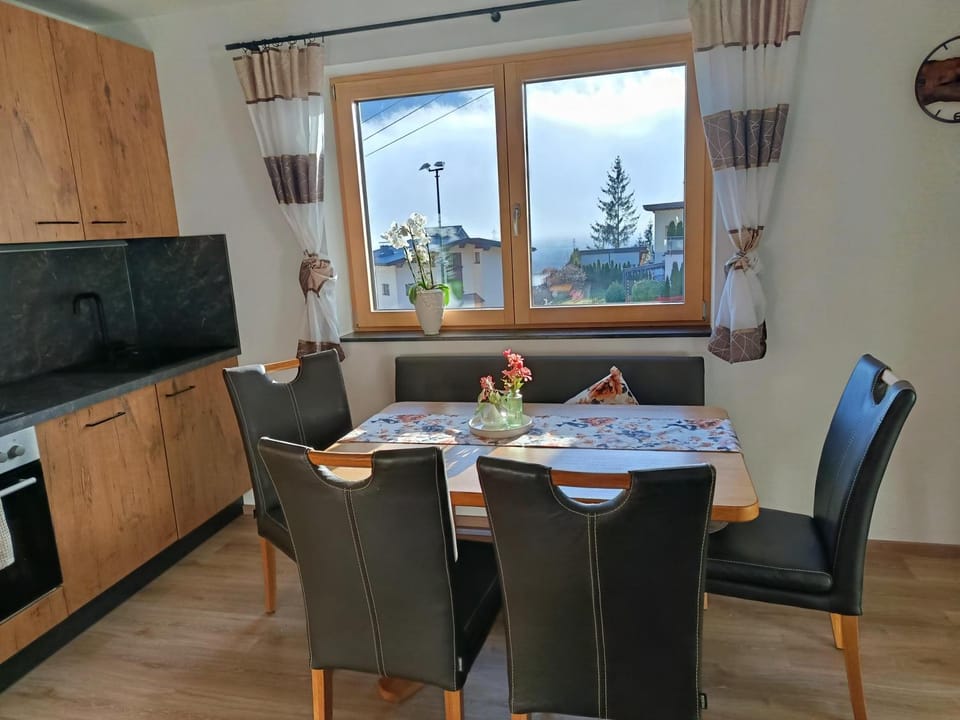 Kitchen or kitchenette, Seating area, Dining area