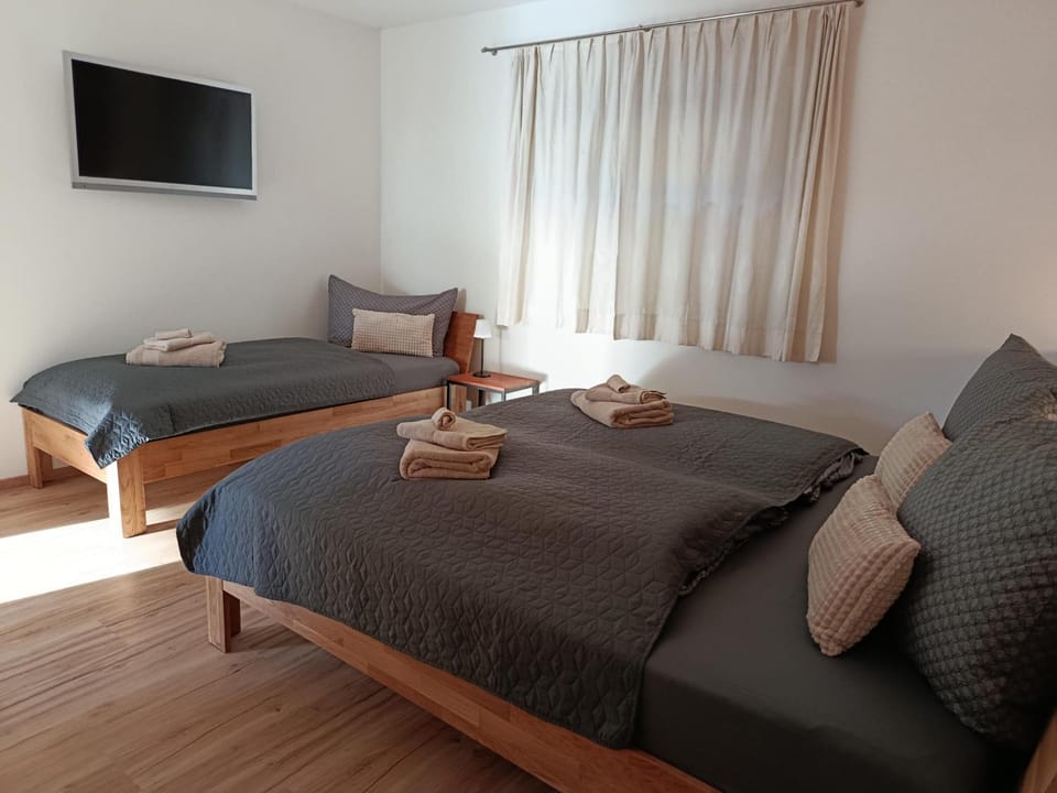 Bed, TV and multimedia, Photo of the whole room, Bedroom, towels