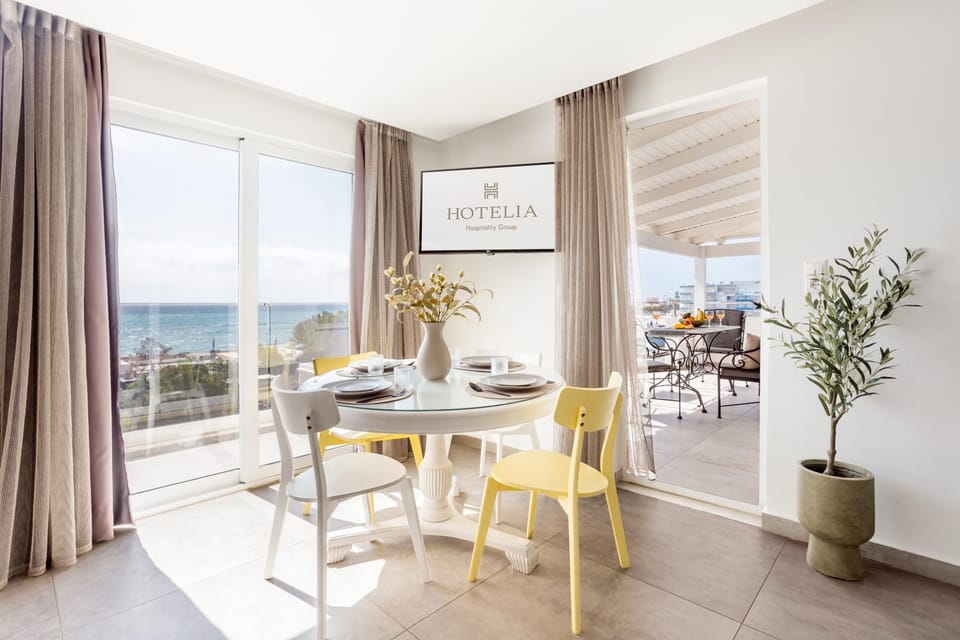 View (from property/room), Balcony/Terrace, Dining area, Sea view