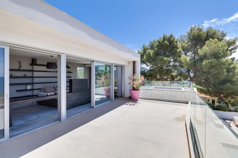 Luxurious architectural villa Villa in Cassis