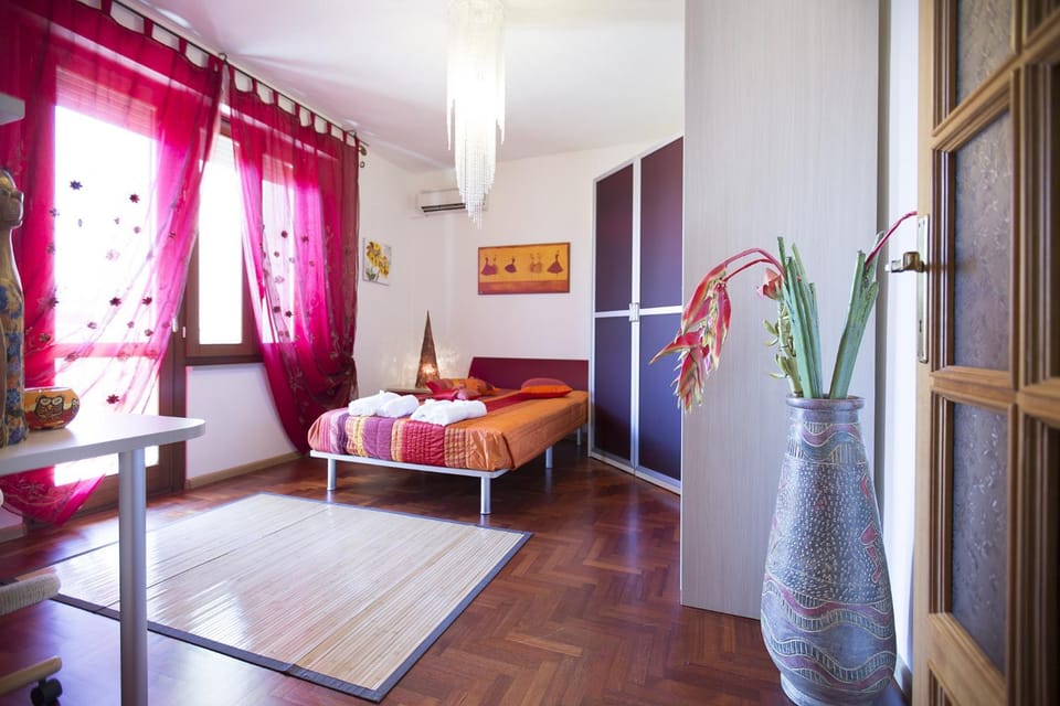 Photo of the whole room, Garden view