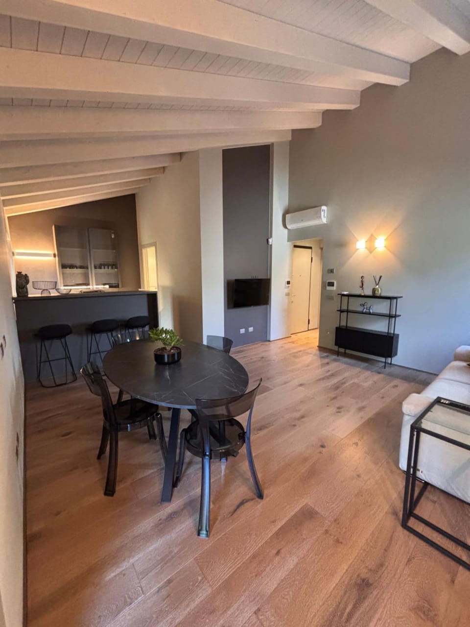 Kitchen or kitchenette, Living room, Seating area, Dining area