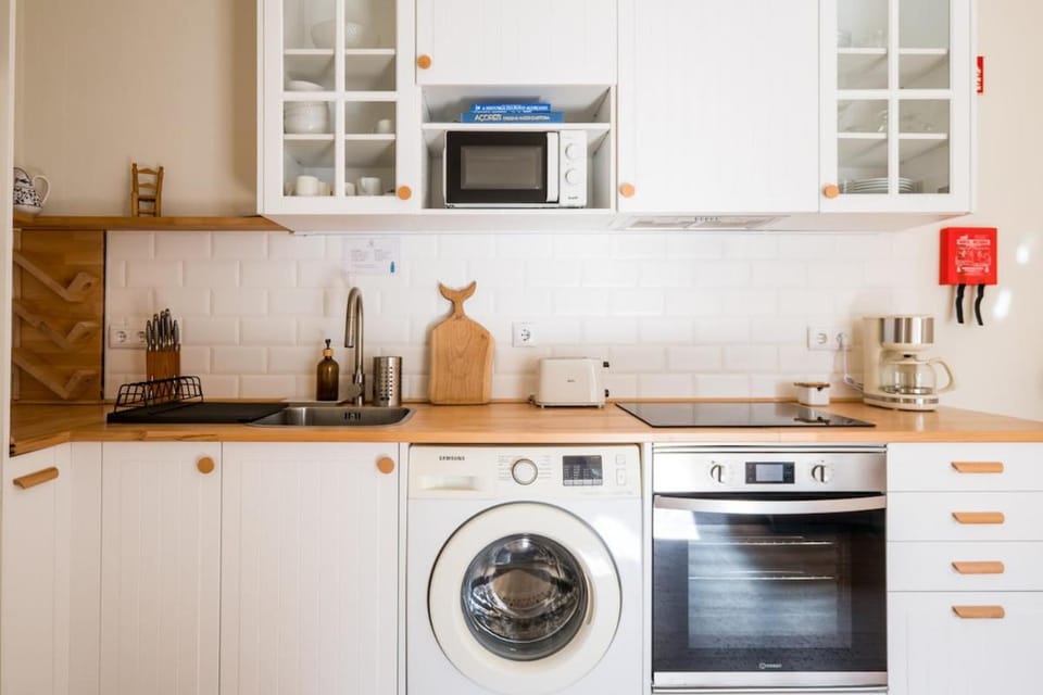 Coffee/tea facilities, Kitchen or kitchenette, stove, toaster, washing machine
