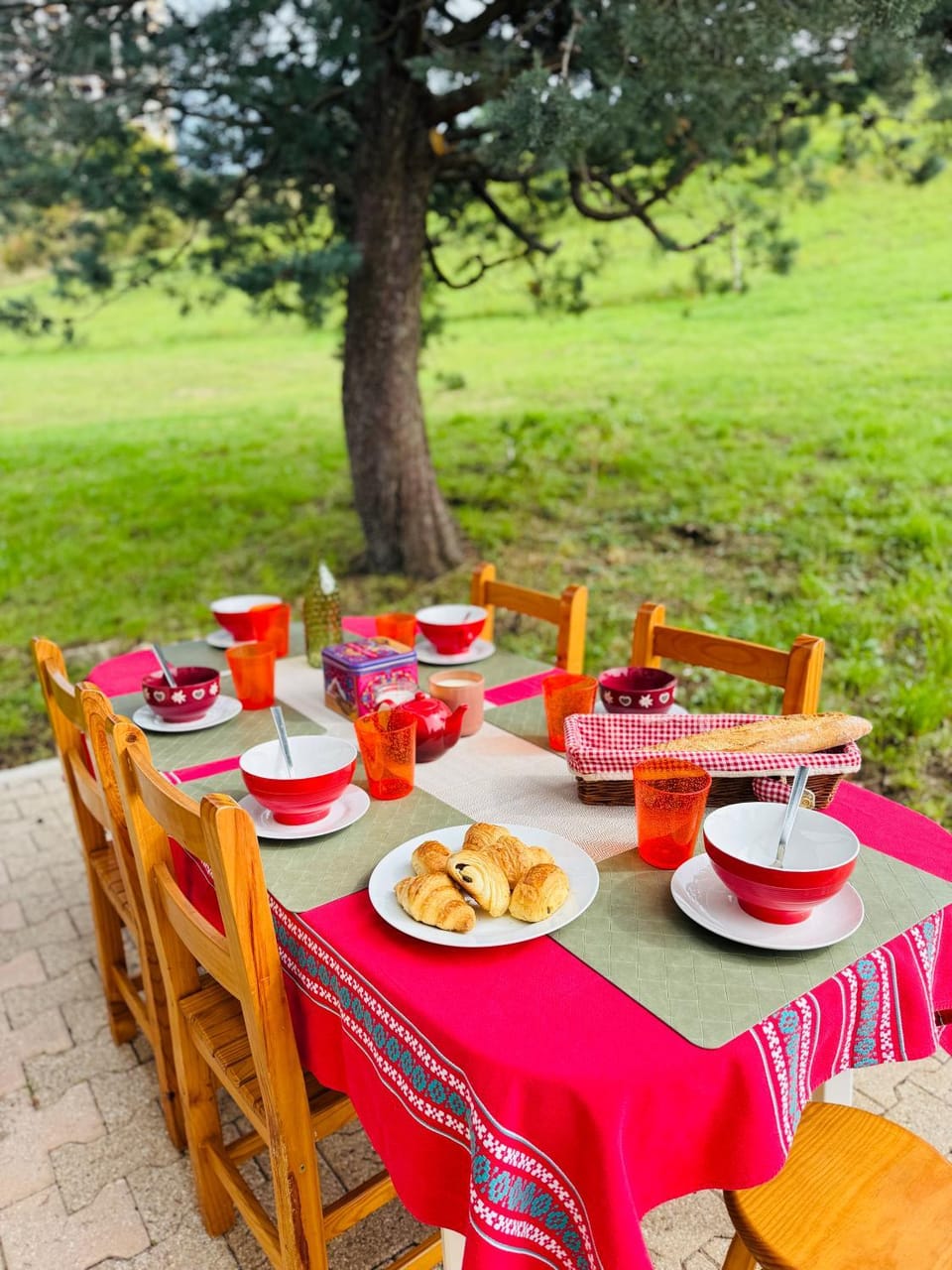 Day, Garden, Food and drinks, Dining area, Food, Garden view, Lunch, Dinner