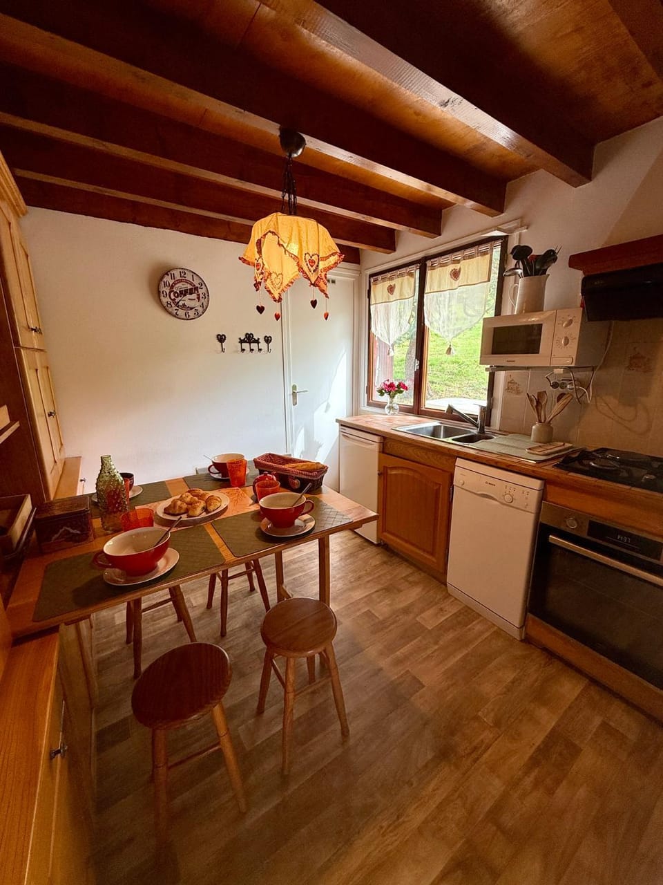 Kitchen or kitchenette, Dining area, oven, stove