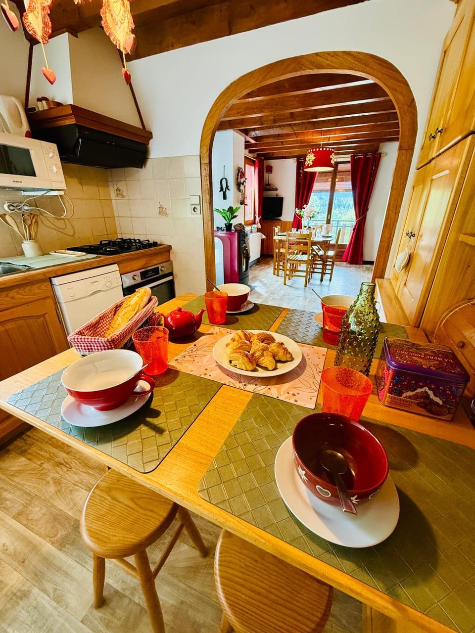 Kitchen or kitchenette, Food and drinks, Dining area, Food, Drinks