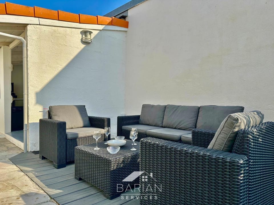 Patio, Day, Balcony/Terrace