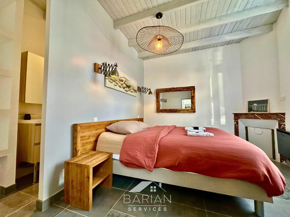 Bed, Photo of the whole room, Bedroom, towels